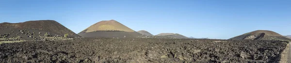 Vulcani nel parco nazionale di Timanfaya vicino a Mancha Blanca — Foto Stock