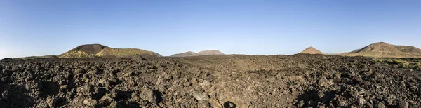 Vulcões no parque nacional de Timanfaya perto de Mancha Blanca — Fotografia de Stock