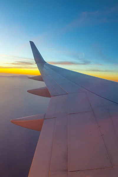 Flygplan i solnedgången — Stockfoto