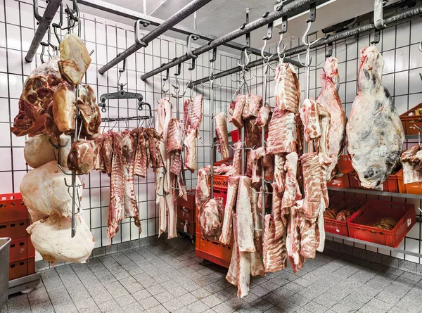 Fleisch im Kühlhaus — Stockfoto