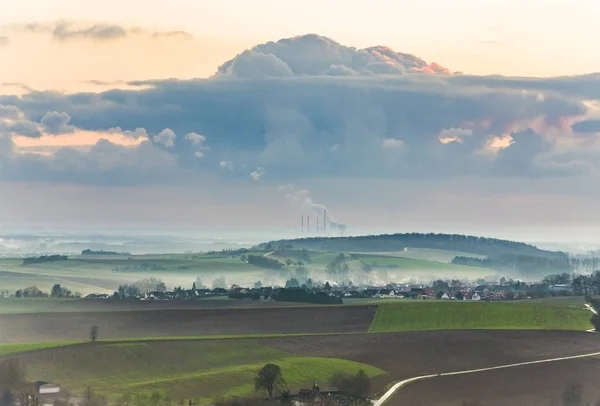 Landschap met vers geploegd acre en groene planten — Stockfoto