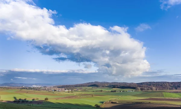 Paisaje con acre y cielo azul en Ronneburg —  Fotos de Stock