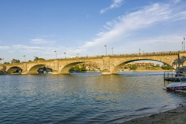 ハヴァス湖、o と再建された古い歴史的な橋のロンドン橋 — ストック写真