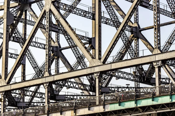La gente attraversa il ponte Howrah — Foto Stock