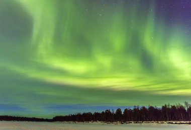 yağışı üzerinde muhteşem Kuzey ışıkları (Aurora Borealis) 