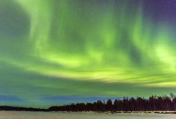 Espectaculares auroras boreales sobre el paisaje de nieve — Foto de Stock