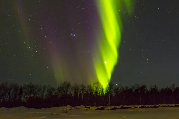 Spektakuläre Nordlichter (Polarlichter) über der Schneelandschaft — Stockfoto