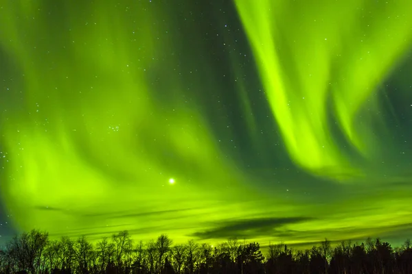 Espectaculares auroras boreales sobre el paisaje de nieve —  Fotos de Stock