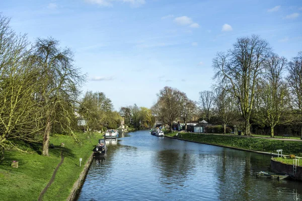 Câmara de rio com barcos de casa em Cambridge — Fotografia de Stock