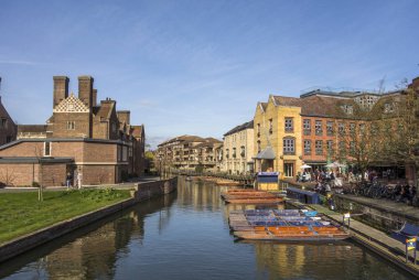 Güneşli bahar günü zevk insanlar Camb Cam Nehri'nde sandal