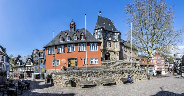 Ember látogat el a festői fél gerendás házait, és a híres Hexenturm — Stock Fotó