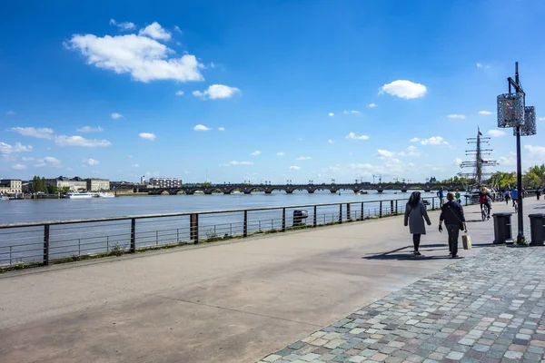 Ludzie chodzą na promenadzie rzeki Garonny — Zdjęcie stockowe