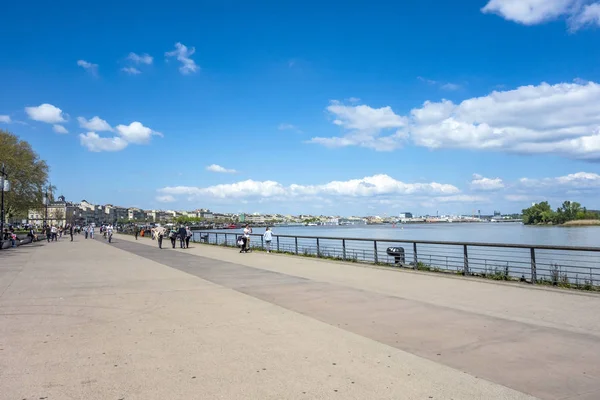 Ludzie chodzą na promenadzie rzeki Garonny — Zdjęcie stockowe