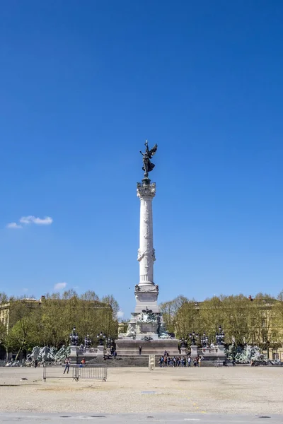 Kolom met een Vrijheidsbeeld op de top van het Monument aan de Gi — Stockfoto