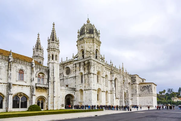 Personnes visitent le monastère Jeronimos ou le monastère Hieronymites i — Photo