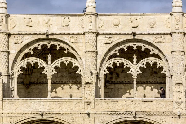 Detailweergave voor window in Jeronimos klooster met bezoeker — Stockfoto
