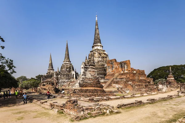 Άνθρωποι επισκέπτονται την περιοχή περίφημο ναό Wat Phra Si Sanphet, Royal Palac — Φωτογραφία Αρχείου