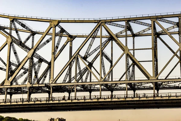 La gente attraversa il ponte Howrah — Foto Stock