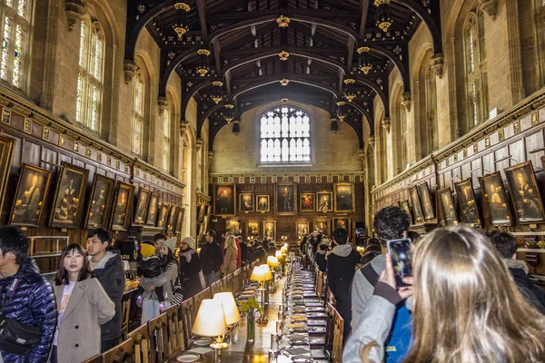 People visit the great hall of Christ Church, University of Oxfo — Stock Photo, Image