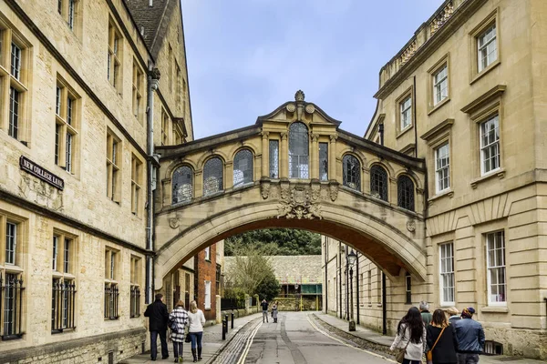 Mensen lopen onder de brug der zuchten in Oxford — Stockfoto