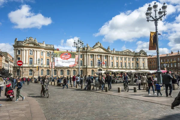 People walk at the place in front of the city hall — Stock Photo, Image