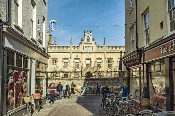 Scène de rue typique dans la vieille partie de Cambridge — Photo