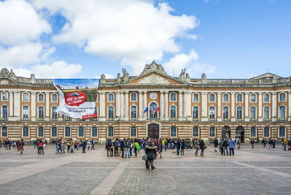 Mensen lopen op de plaats voor het stadhuis — Stockfoto