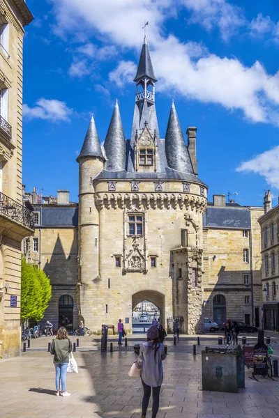 Människor besöker historiska Porte Cailhau i Bordeaux — Stockfoto