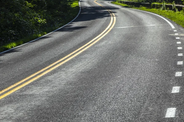 Живописные повороты сельской дороги через национальный парк Шенандоа — стоковое фото