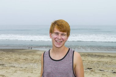 plajda çekici genç çocuk