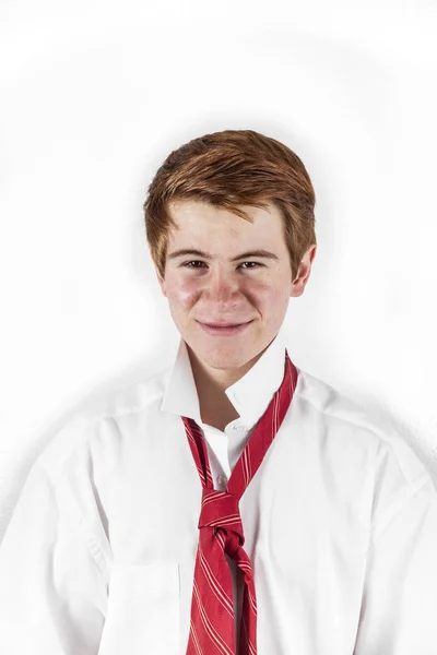 Chico atando su corbata — Foto de Stock