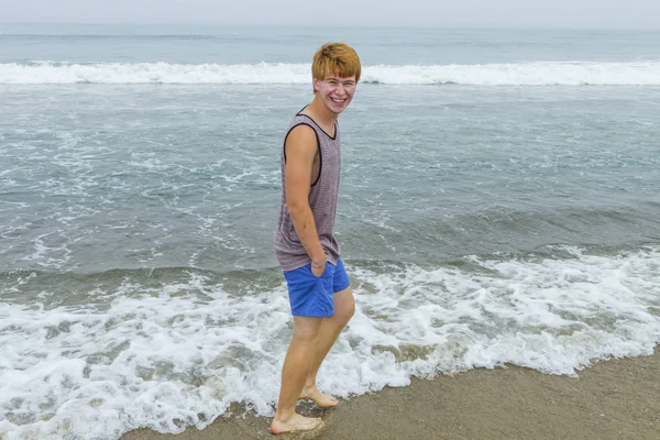 Attraktiver kleiner Junge am Strand — Stockfoto