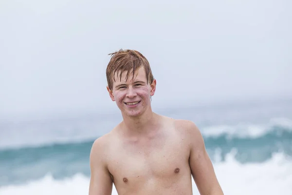 Jonge jongen op het strand — Stockfoto