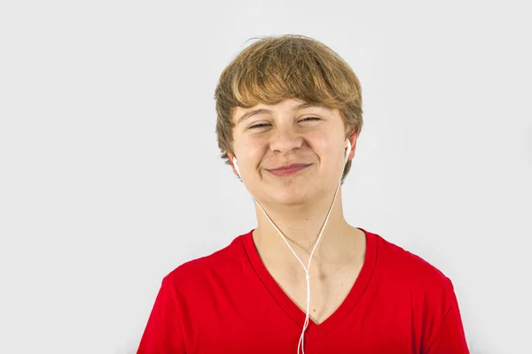 Niño escucha música con auriculares — Foto de Stock