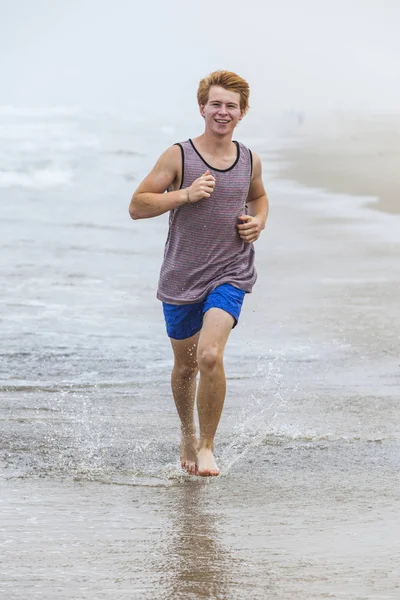 Chlapec se těší, běhání po pláži — Stock fotografie