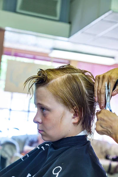 Get Lukisan Wanita Rambut Pendek PNG