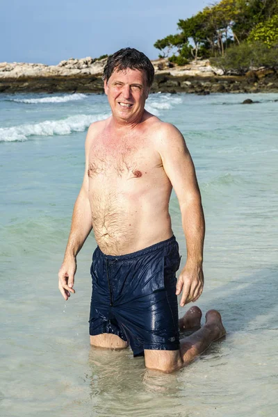 Człowiek znajduje się piękna plaża — Zdjęcie stockowe