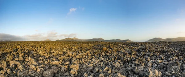 Panorama van vulkanische landschap in het nationaal park Timanfaya, Lanz — Stockfoto