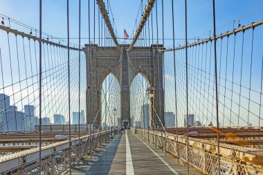 geçiş ünlü Brooklyn Köprüsü New York'ta insanlar