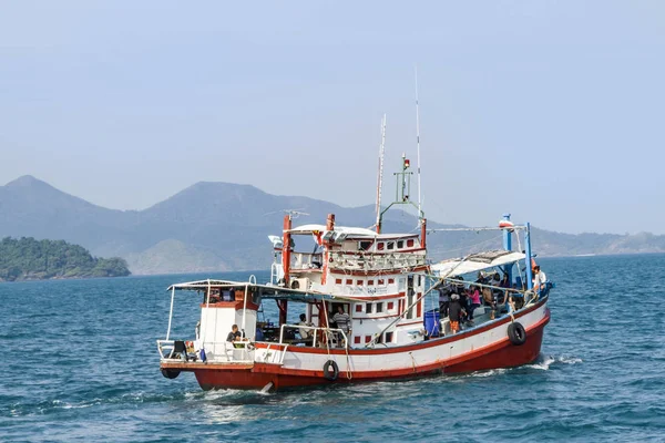 Persone su un traghetto di legno a Ko Samet, Thailandia — Foto Stock