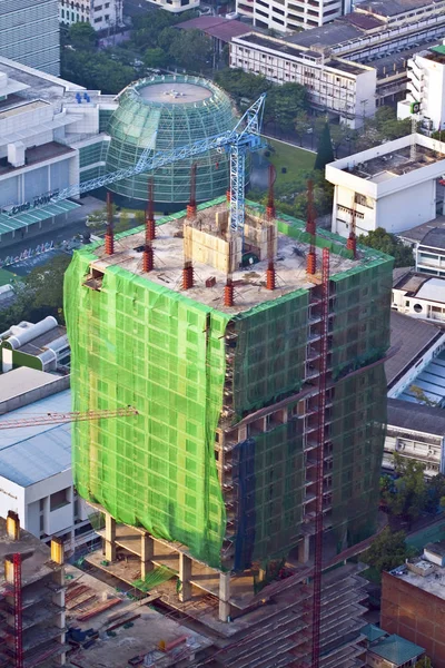 View to the skyline and a skyscraper under construction in Bangk — Stock Photo, Image