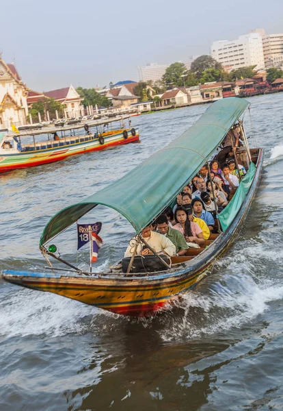 La gente viaja por la mañana con botes largos en el río Chao Ph —  Fotos de Stock
