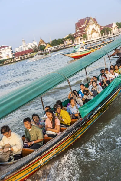 People travel in the morning with longboats at the river Chao Ph — Stock Photo, Image