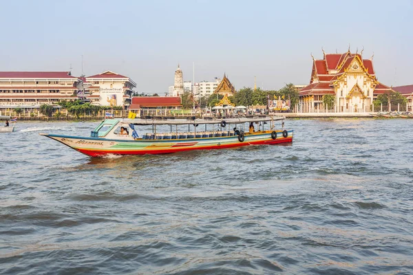 チャオ Ph 川で船のある朝、人々 が旅行します。 — ストック写真