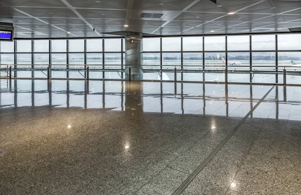 Departure hall in Madrid — Stock Photo, Image