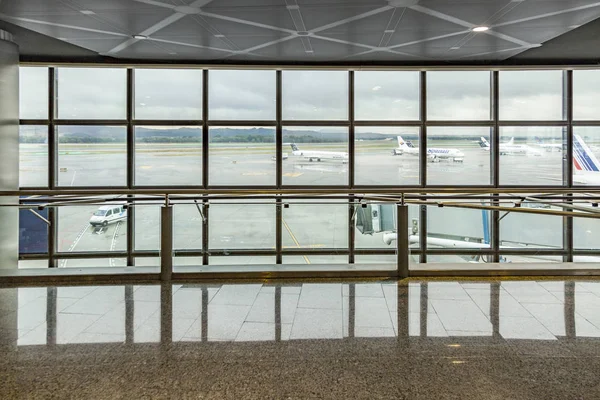 View from modern new departure hall with window to apron — Stock Photo, Image