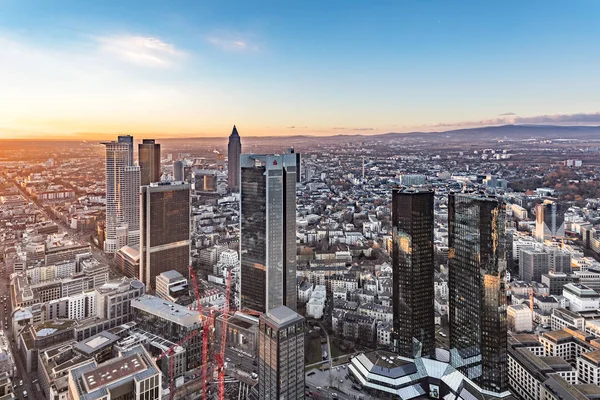 Skyline von Frankfurt mit Main und Wolkenkratzern — Stockfoto