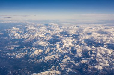Fransız ve İspanyol pyrenees karla kaplı dağlar
