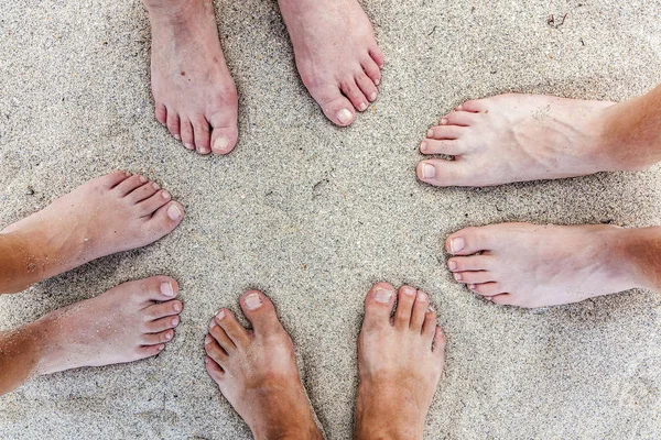 Famiglia in spiaggia — Foto Stock