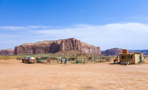 Monument Valley, belle rocce di arenaria, orari possono essere affittati — Foto Stock